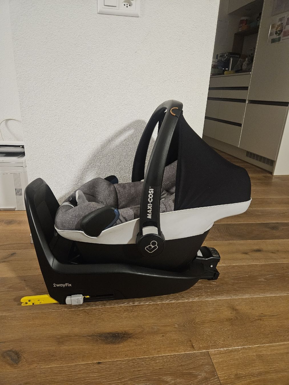 Maxi-Cosi Sièges auto: Maxi Cosy Schale und Isofix Basis – D'occasion à Horw par Melvin1981 3