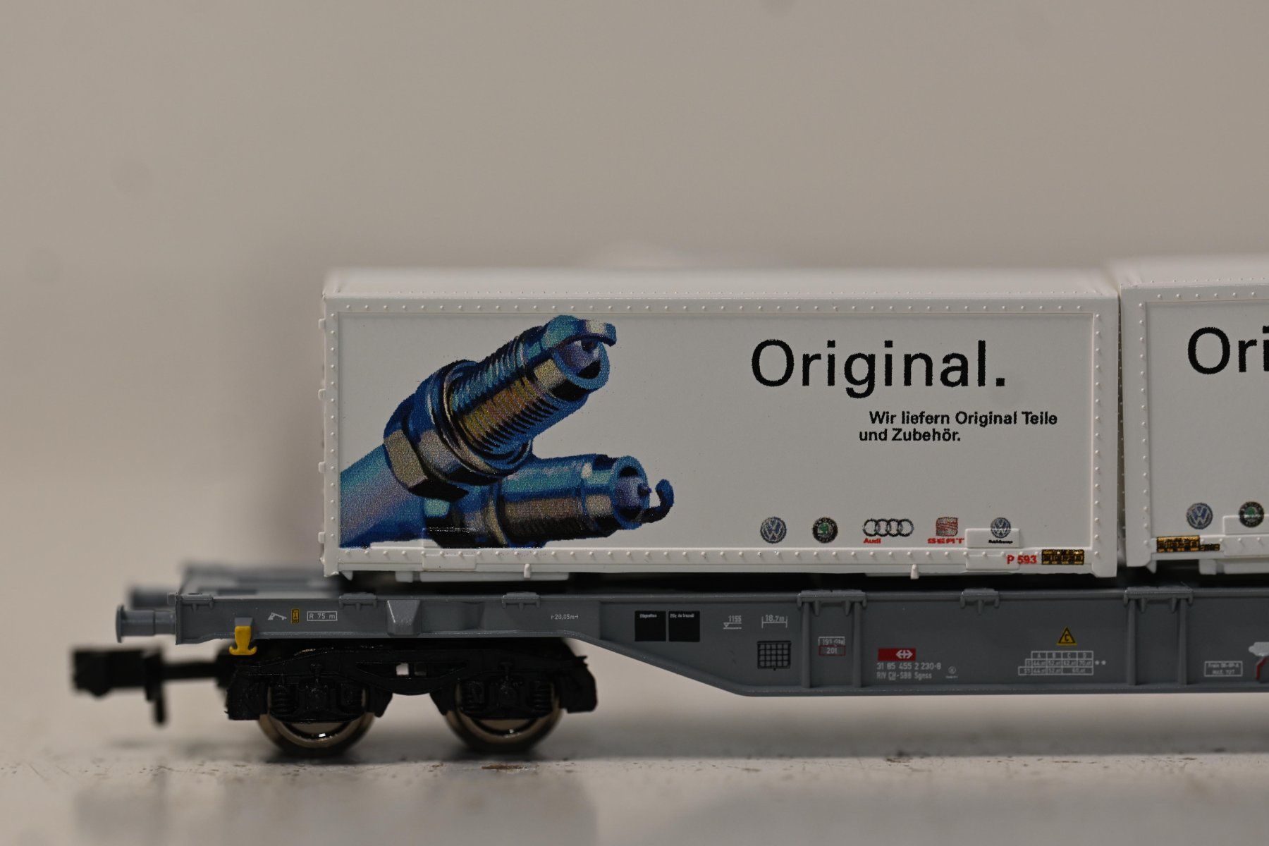 Modellini di ferrovie: Güterwagen mit Container Spur N – Usato da Laupen ZH venduto da Zmoewe 1