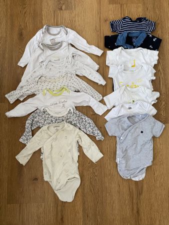Set mit Babybodys 6–9 Monate