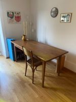 Schöner Esstisch aus Holz