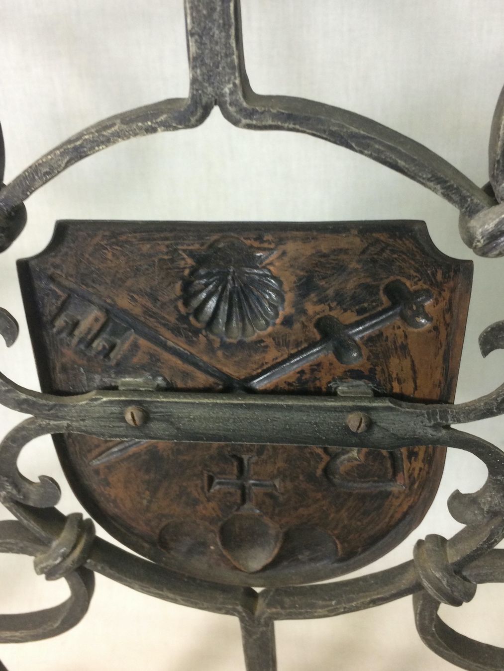 Gitter & Roste: Antikes Fenstergitter mit Wappen – Gebraucht aus Horw von luzernicus 3