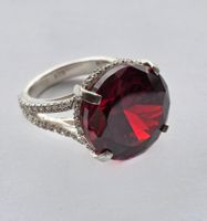 Solitaire Ring mit rotem Topas