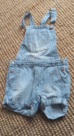 Süsse kurze Latzhose Jeans Gr. 116 Kiabi