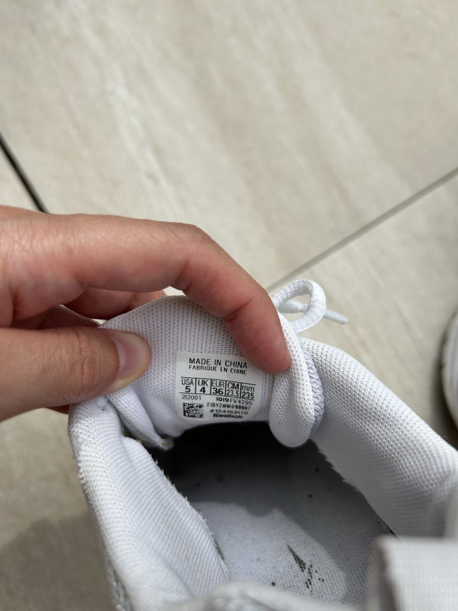 Damenschuhe: Baskets Reebok blanches et argentées,  pointure 36 – Gebraucht aus Morges von cat_6cm9 1