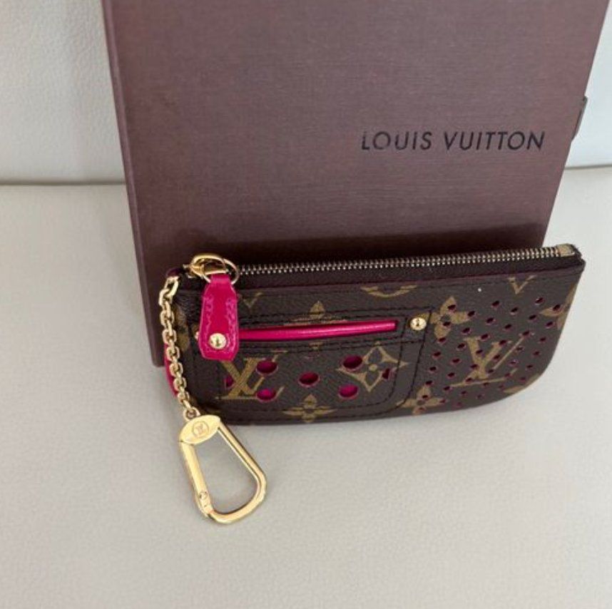 Louis Vuitton Taschen für Damen: Louis Vuitton Schlüsseletui Perforated – Gebraucht aus Steinhausen von Luxury_Limited 7
