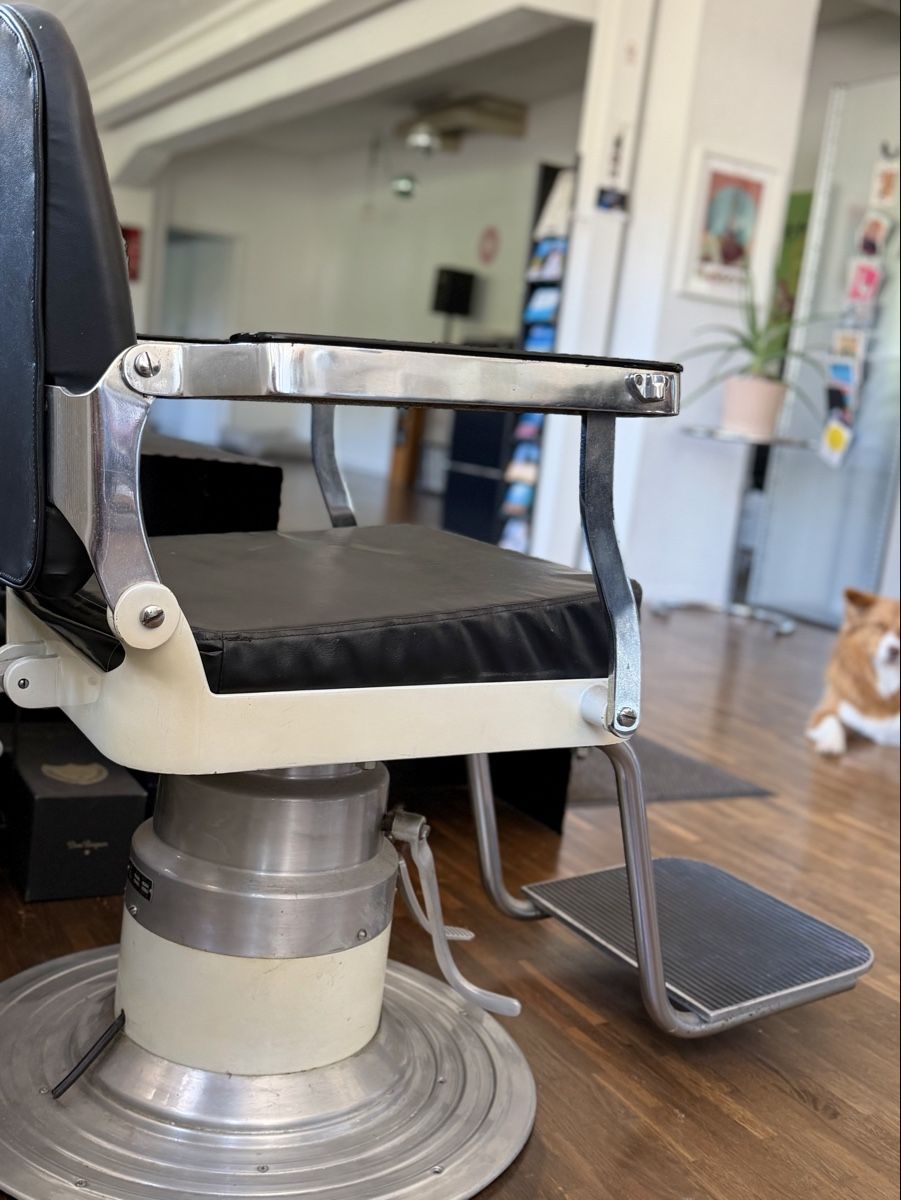 Sessel: Vintage Coiffeurstuhl / Barberstuhl – Gebraucht aus Biel/Bienne von domperpignan 2