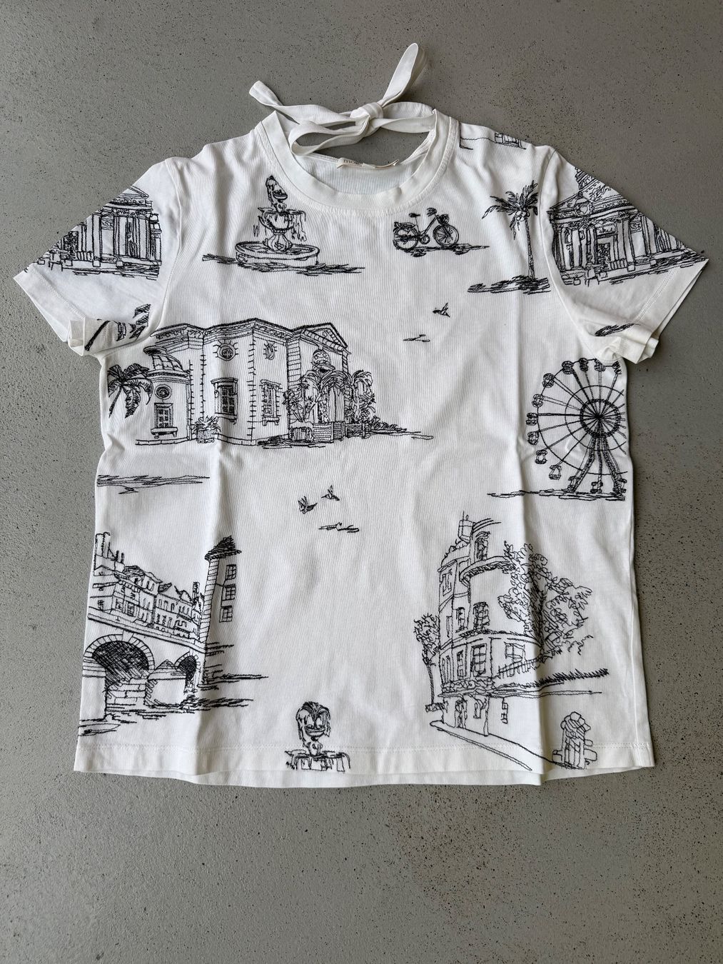Maje T-shirt: Maje T-Shirt mit Stickereien – Usato da St-George venduto da alaixee