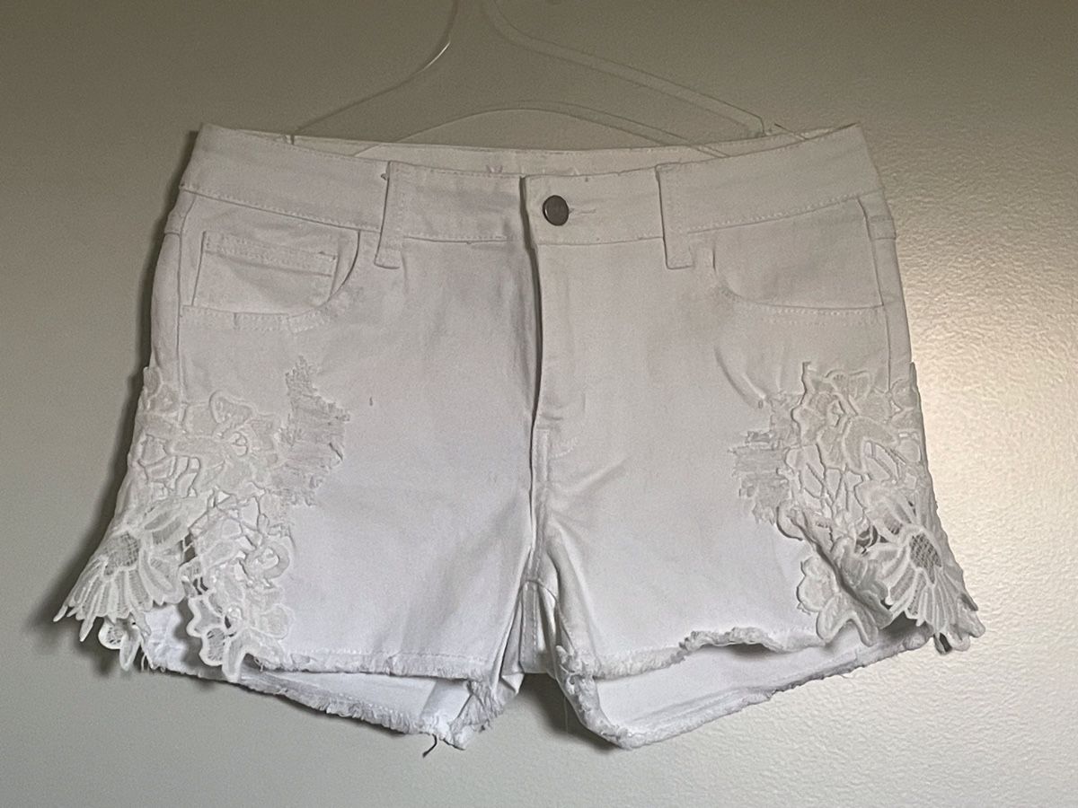 Vila Hosen: Short VILA blanc avec de la dentelle, taille M - Neuf – Neu und originalverpackt aus Vuadens von Nina11