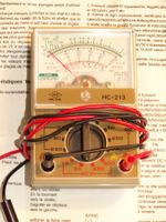 Kleines analoges Vielfachmessgerät