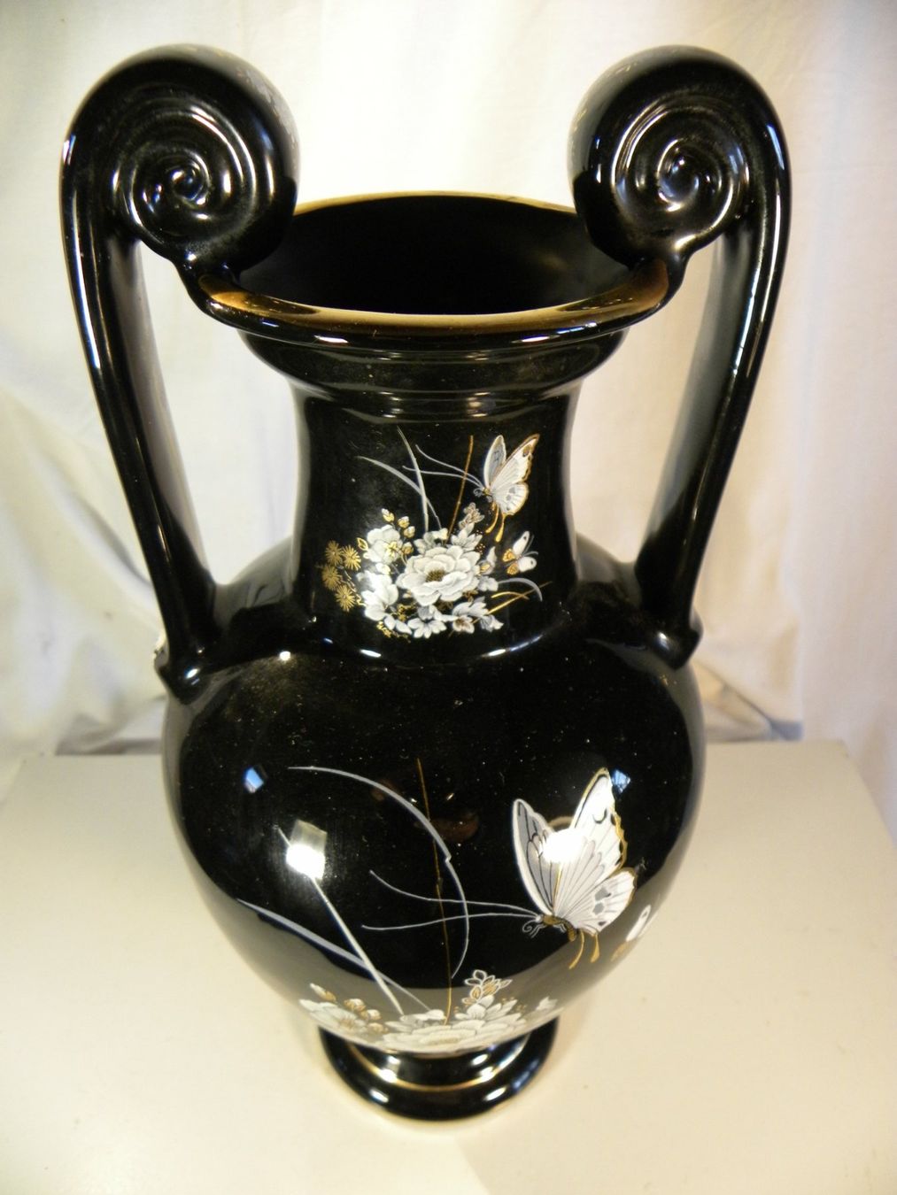 Vasen & Gefässe: Henkelvase mit Blumen-Schmetterling-Dekor – Gebraucht aus Reinach von Cargill 1