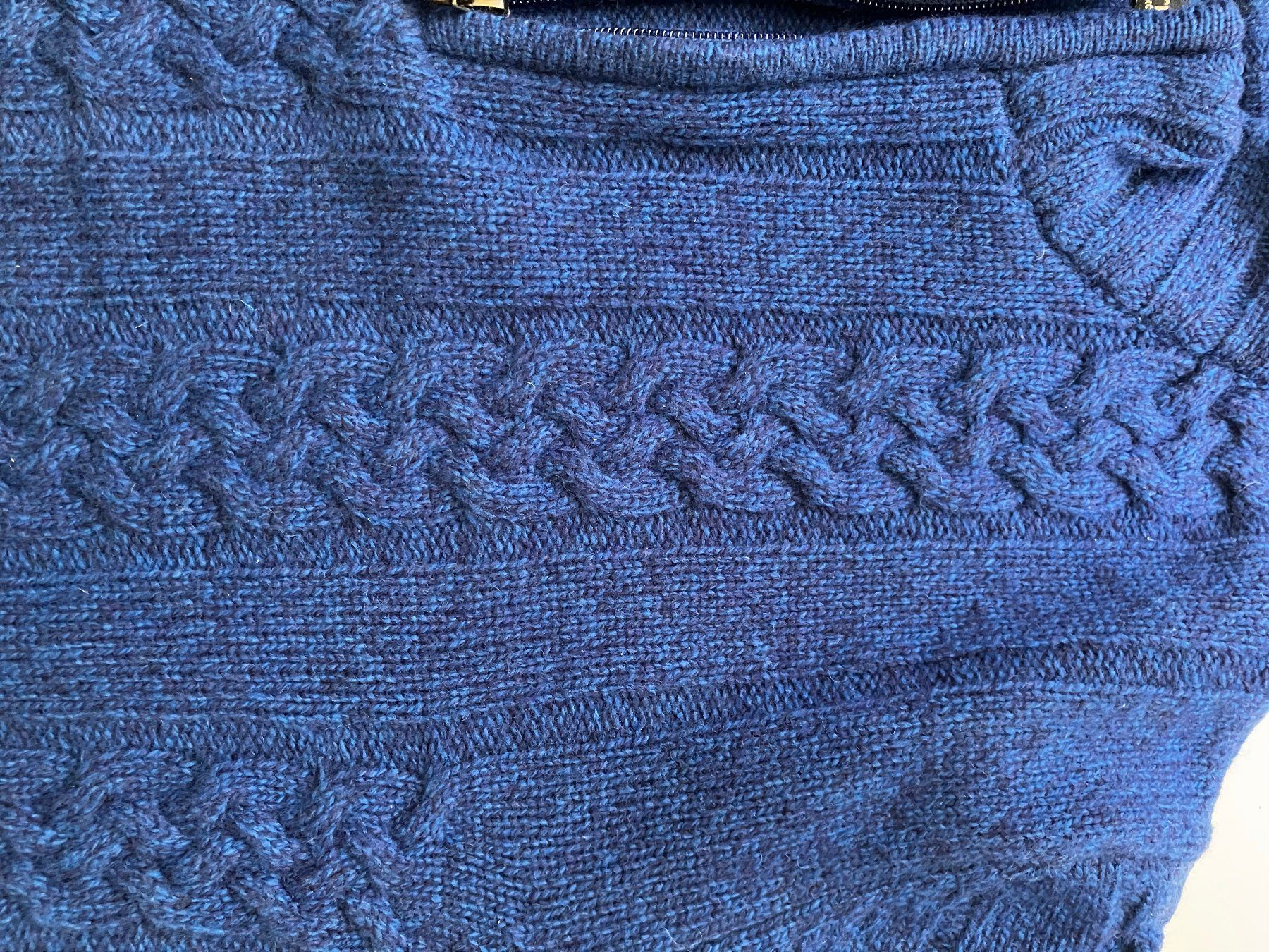 Pullover & Sweatshirts: Blauer Strickpullover mit Zopfmuster - Grösse XL - Herren – Gebraucht aus Möhlin von Nico1 2
