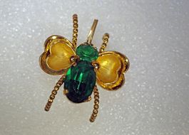 Broche vintage dorée style insecte avec pierres vertes st...