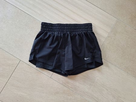 Nike kurze Sporthose mit Innenhose S