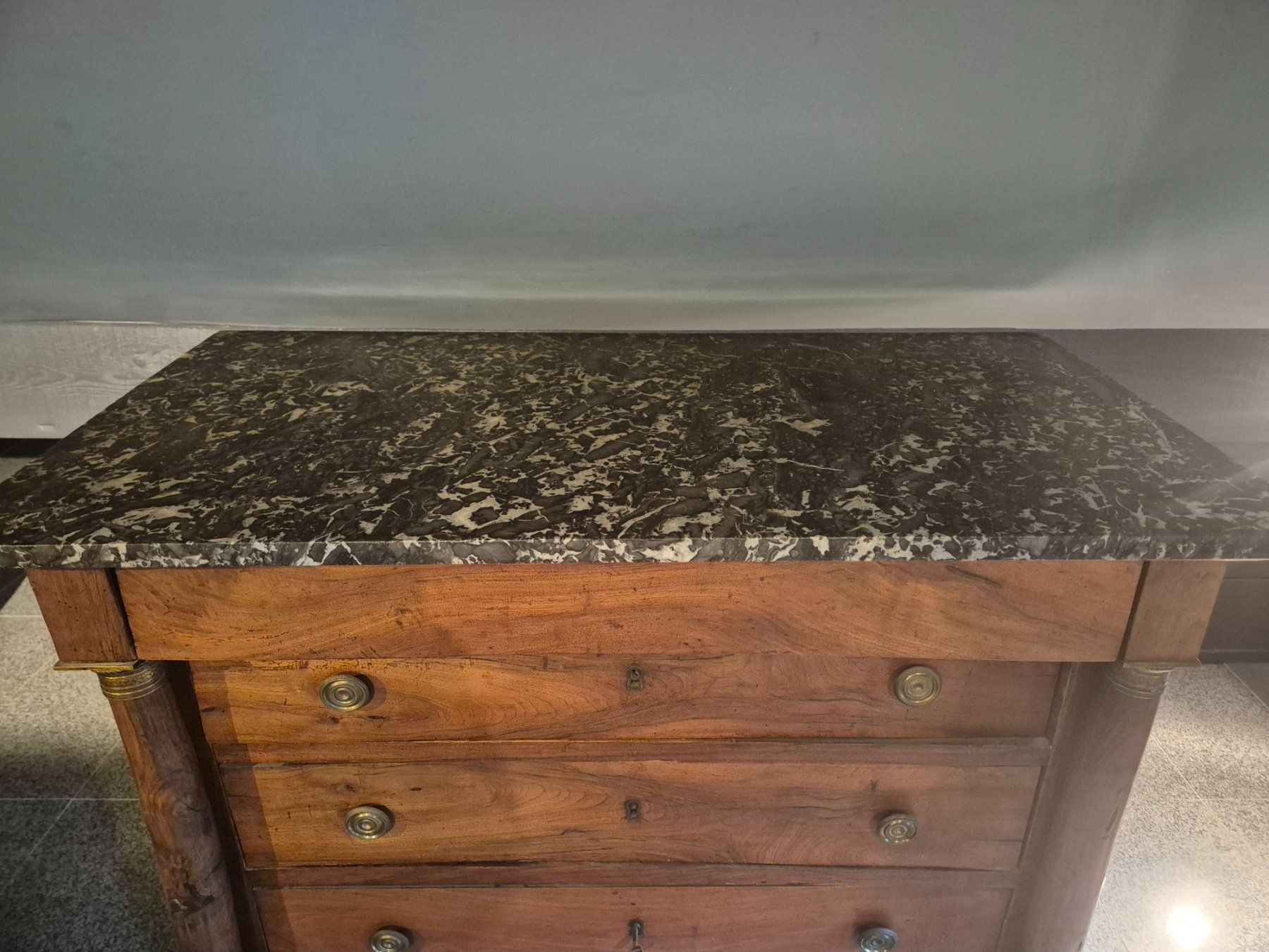 Cassettiere: Commode d'époque Empire en noyer, plateau marbre – Usato da Morgins venduto da pmd_px9d 3