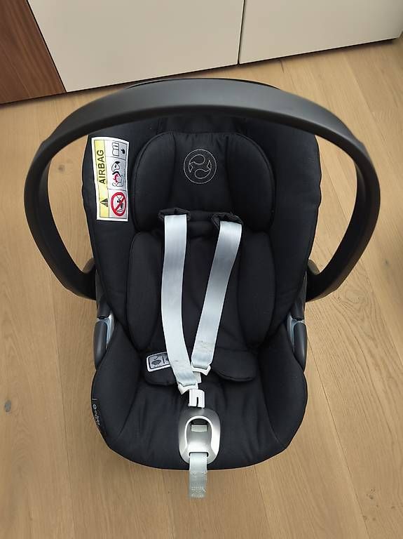 Seggiolini per auto: Cybex Babyschale dunkelblau mit Isofixstation – Usato da Triesen venduto da DesiL87