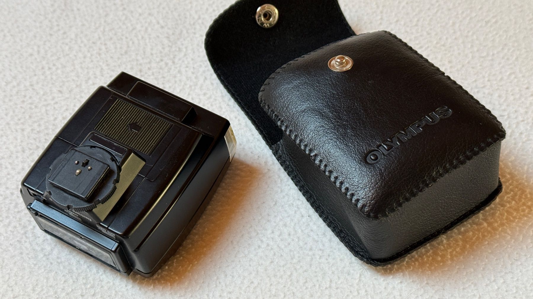 Olympus Flash: Olympus Electronic Flash T20 mit Blitzschuhverlängerung – Usato da Jegenstorf venduto da XavRoa 1