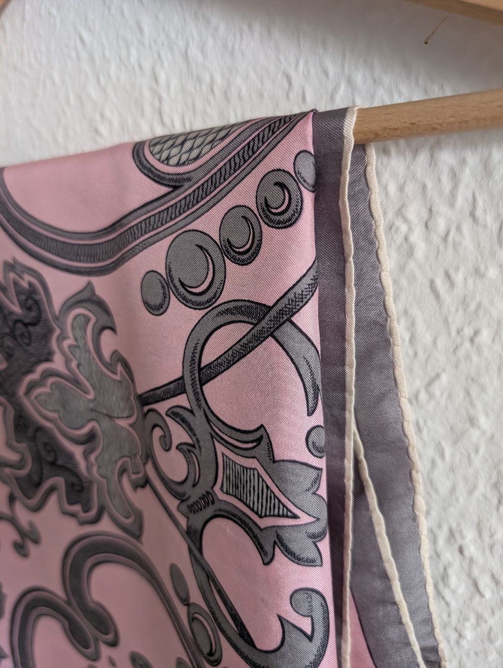 Manolo Borromeo Silk Scarf Pink Grey Floral Pattern (Gebraucht) in ...