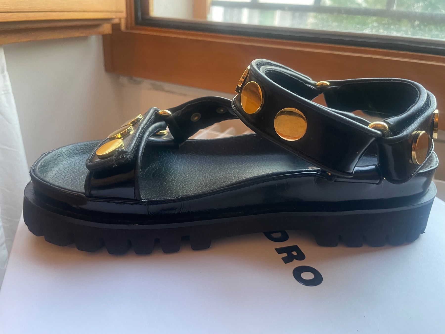 Sandro Scarpe da donna: Sandales Sandro noir clous dorés – Usato da Genève venduto da lailas_things 1