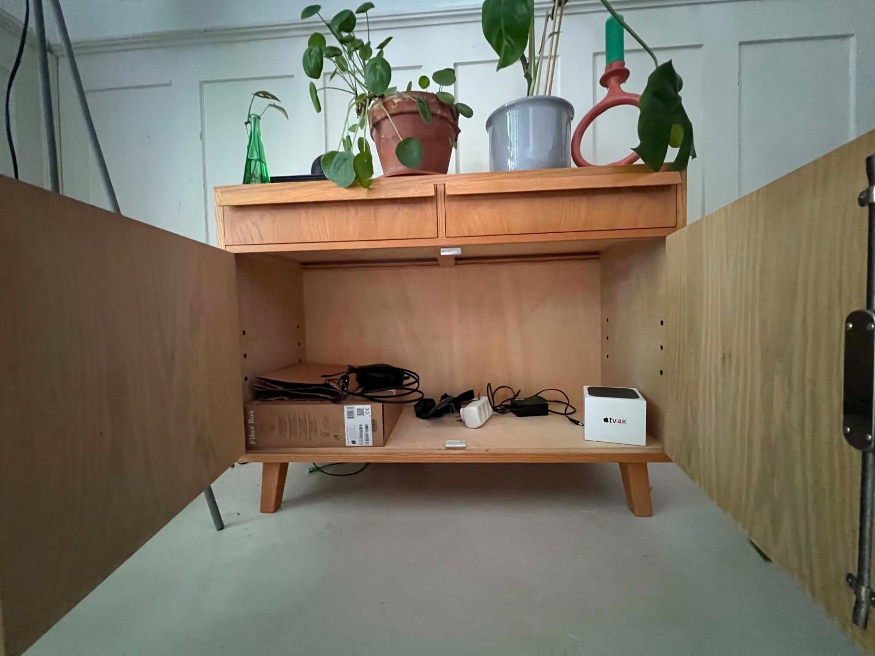 Cassettiere: Sideboard Holz mit 2 Tueren und Schubladen – Usato da Zürich venduto da etso 2