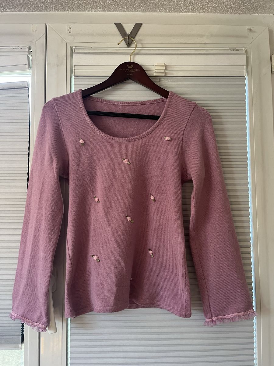 Pullover & Sweatshirts: Süsser Pullover mit Röschen aus Wolle/Acryl  – Gebraucht aus Stadel von Comporta