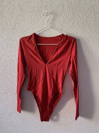 Roter Body mit tiefem V-Ausschnitt