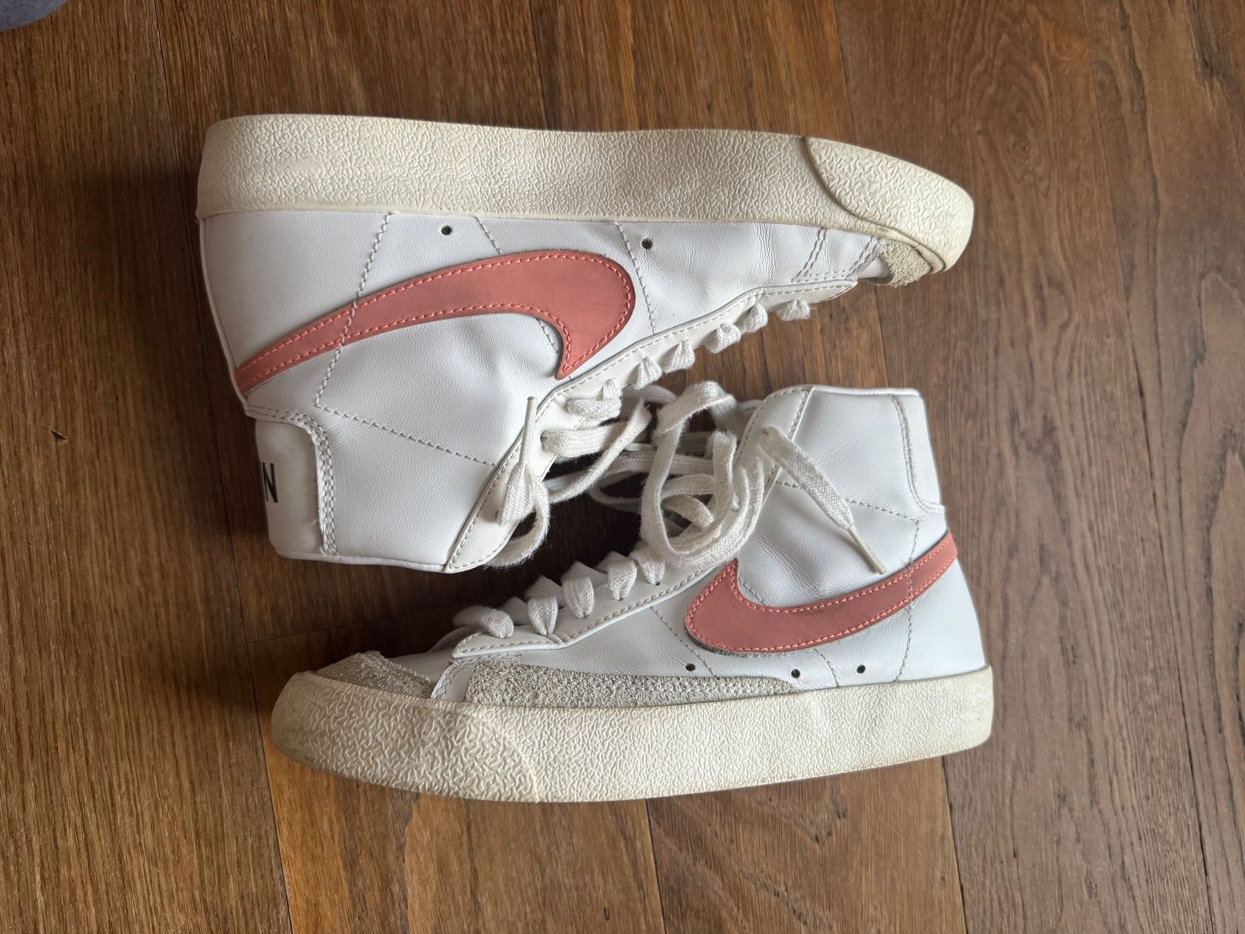 Nike Scarpe da donna: Nike Blazer mit pinken Details – Usato da Ennetbaden venduto da cel_n86d 3