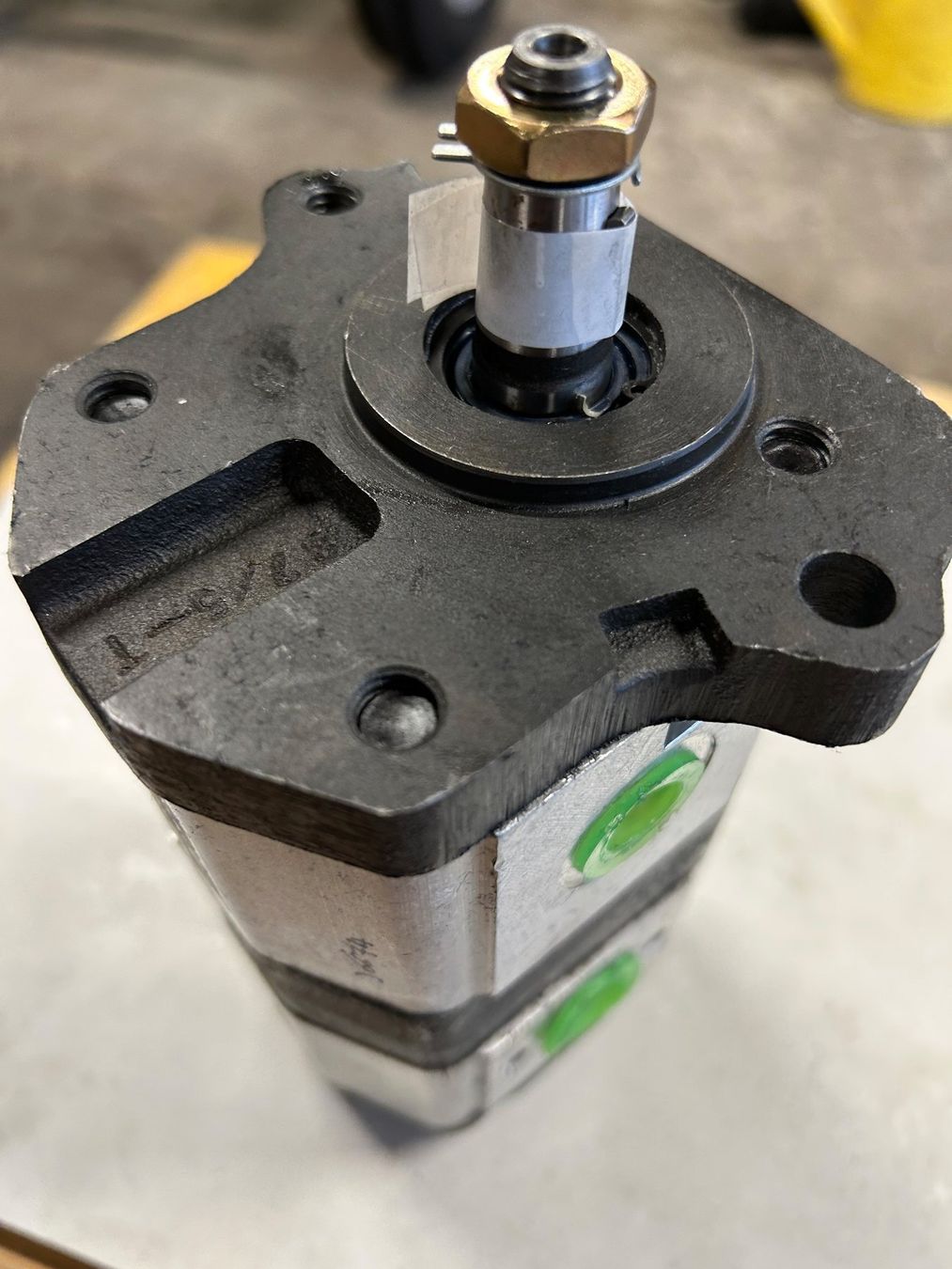 Massey Ferguson Traktoren: MF-Hydraulik Doppelpumpe (300) – Neu und originalverpackt aus Rothenthurm von mf-schuler 2