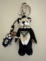 Prada Bär-Anhänger mit Kristallbesatz — neuwertig! 🐼✨
