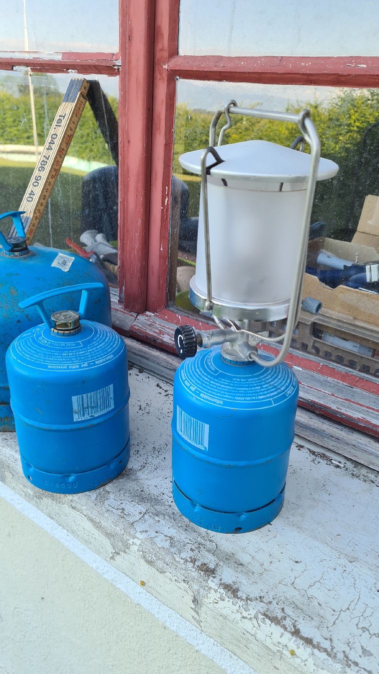 Campingaz Gas-Geräte & -Technik: Gasflaschen-Set Camping-Gaskocher-Set leer. – Gebraucht aus Hombrechtikon von Arica1 2
