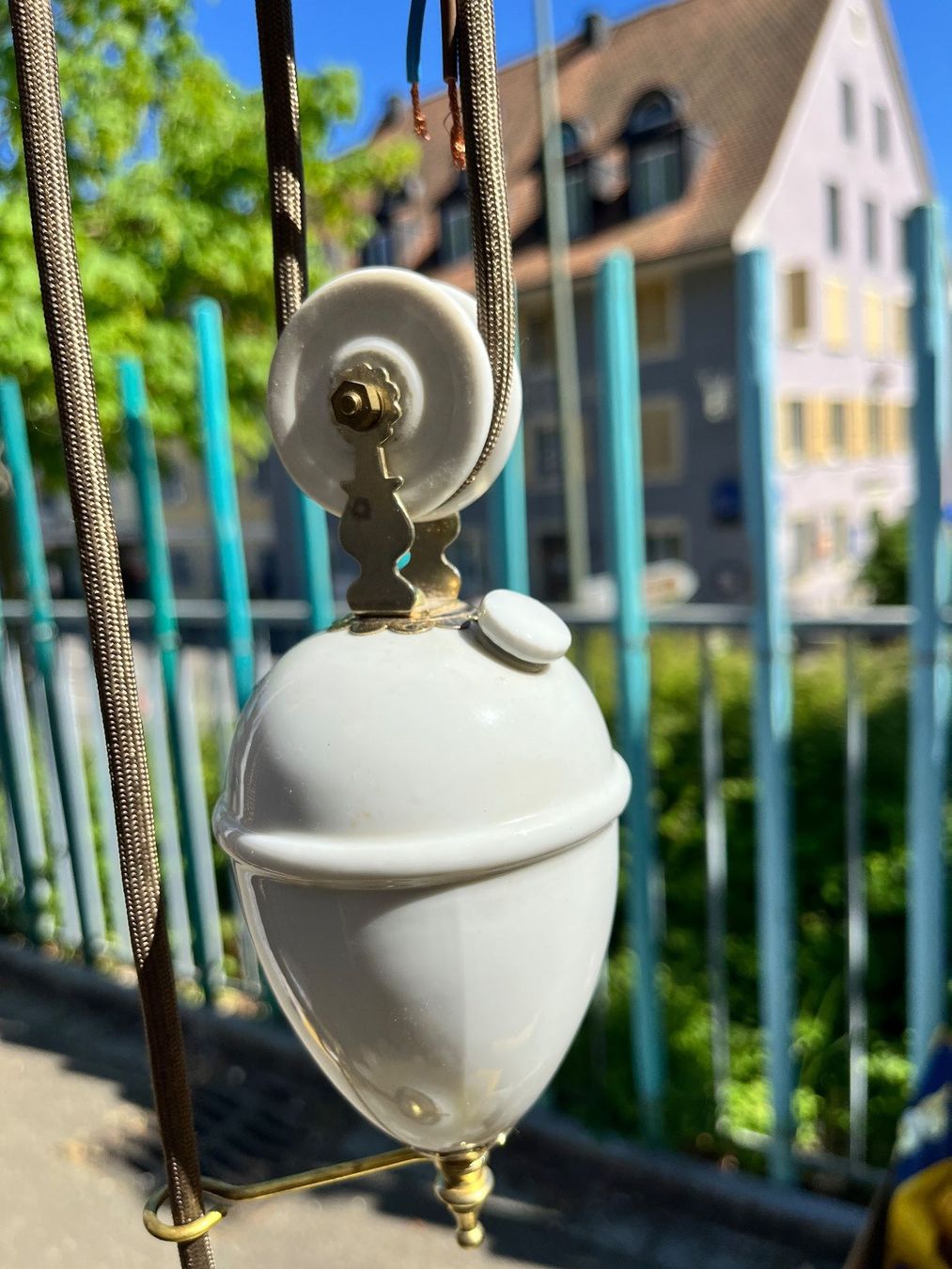 Lampen: Deckenlampe mit Seilzug weiss Milchglas – Gebraucht aus Büren SO von level1414 1
