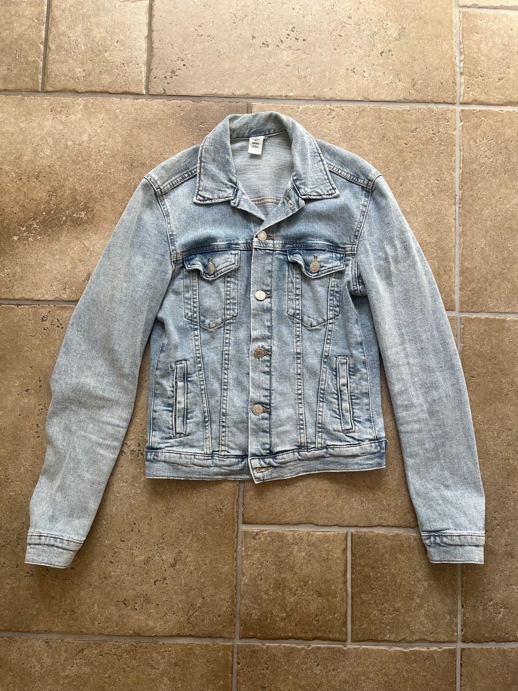 Jacken: Helle Jeansjacke – Gebraucht aus Wabern von str_yq7q
