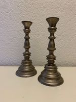 Zwei Kerzenständer aus Metall