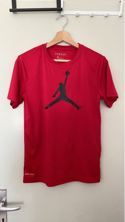 T-shirt neuf Jordan rouge logo noir DRI-FIT taille L(12/13y)