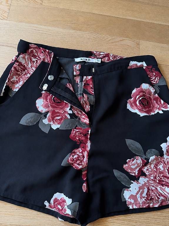 Pantalons: Schwarze Stoffshorts mit Blumenmuster – D'occasion à Effretikon par alicebrunner 2