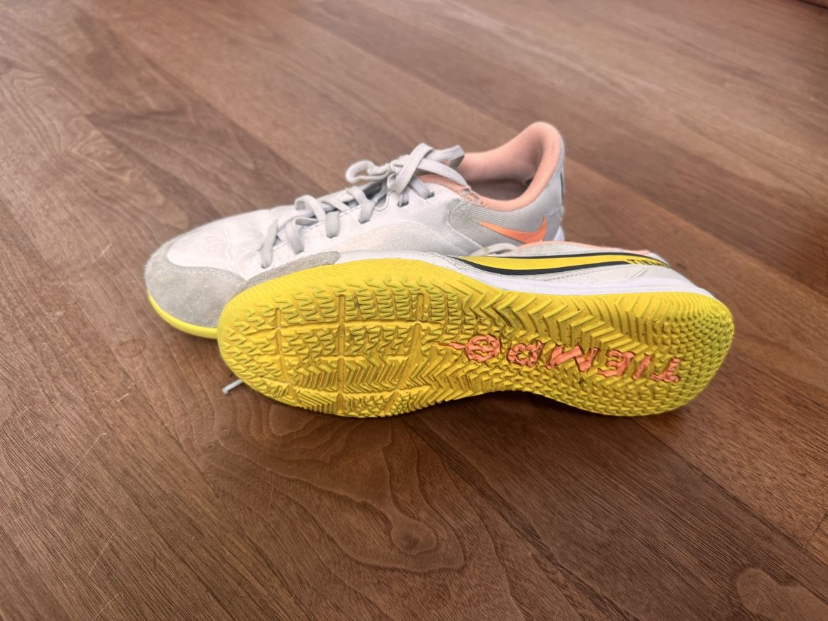 Nike Scarpe per ragazzi: Nike Tiempo Hallenschuhe, Gr. 35.5 gebraucht – Usato da Luzern venduto da simona80 2