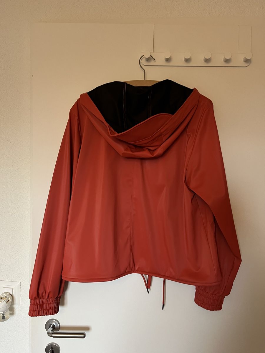 Rains Giacche: NEUE Rains Jacke in rot S – Nuovo (secondo la descrizione) da Wädenswil venduto da Gilmored83 3