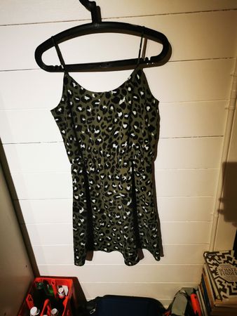Sommerliches Kleid mit Leo-Muster, Grösse 38, Top Zustand!
