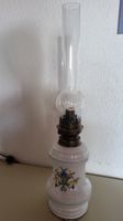 Lampe à pétrole ancienne en porcelaine décorée.