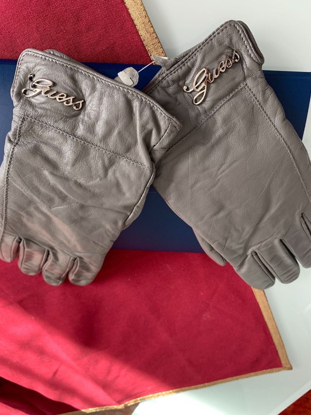 Guess Guanti & manicotti: Guess Handschuhe Damen neu – Nuovo e nell'imballaggio originale da Glattbrugg venduto da A.S.90 1