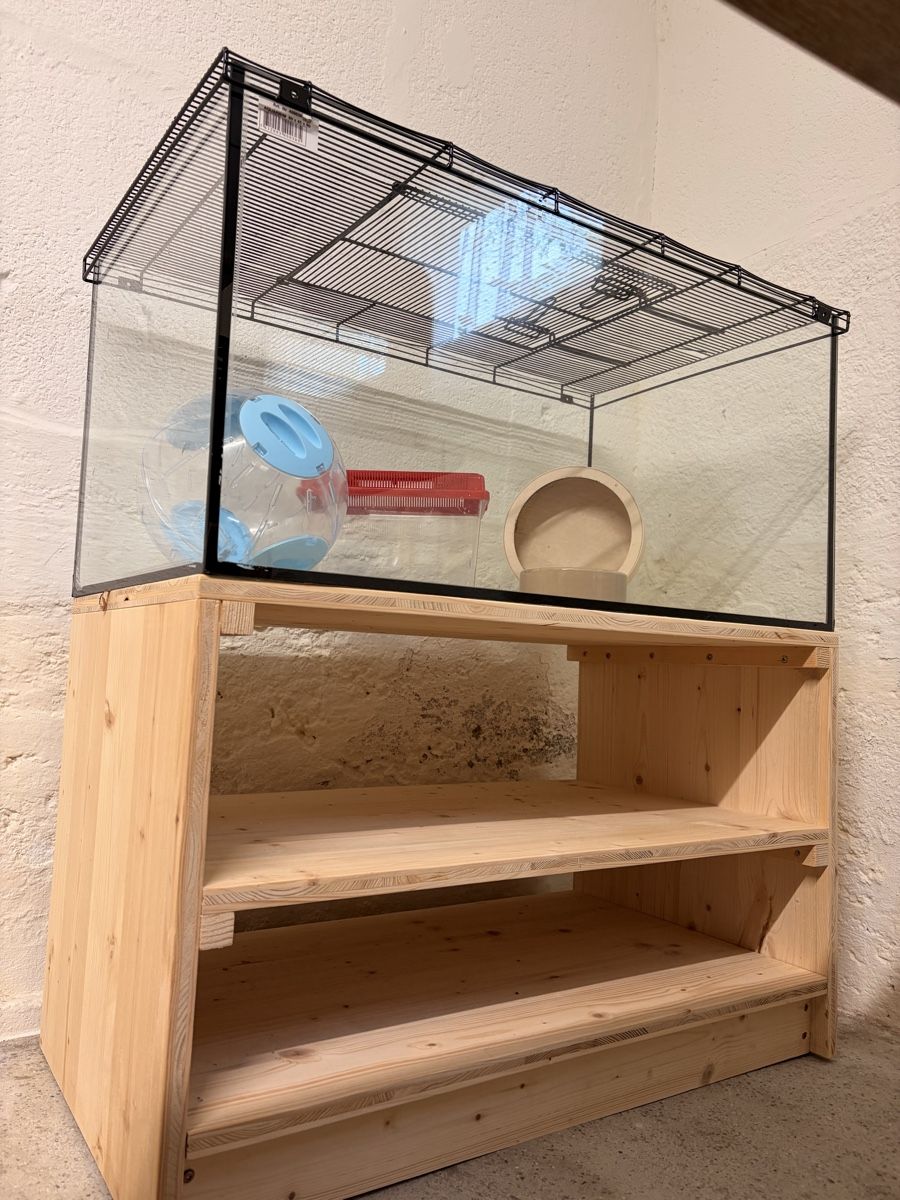 Cages, transport & sécurité: Hamsterkäfig mit Holzgestell – D'occasion à Zuzwil SG par nic_y8qk 1