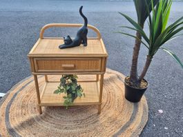 Table de chevet vintage en rotin, style bohème chic!