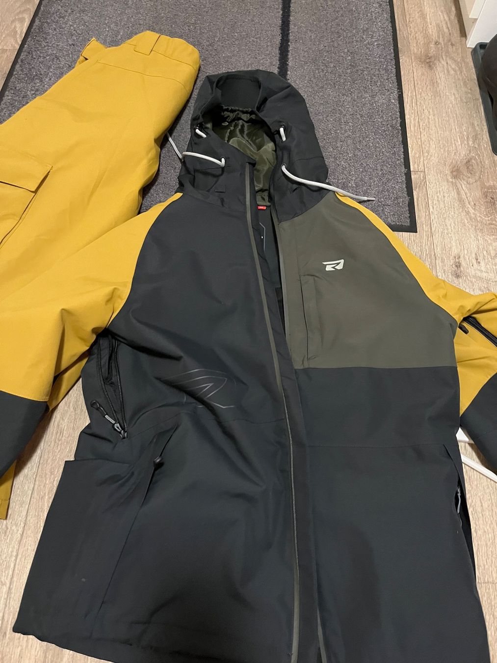 Completi: Rehall Ski Suit - Size M – Nuovo (secondo la descrizione) da Frauenfeld venduto da Oli.2003 2