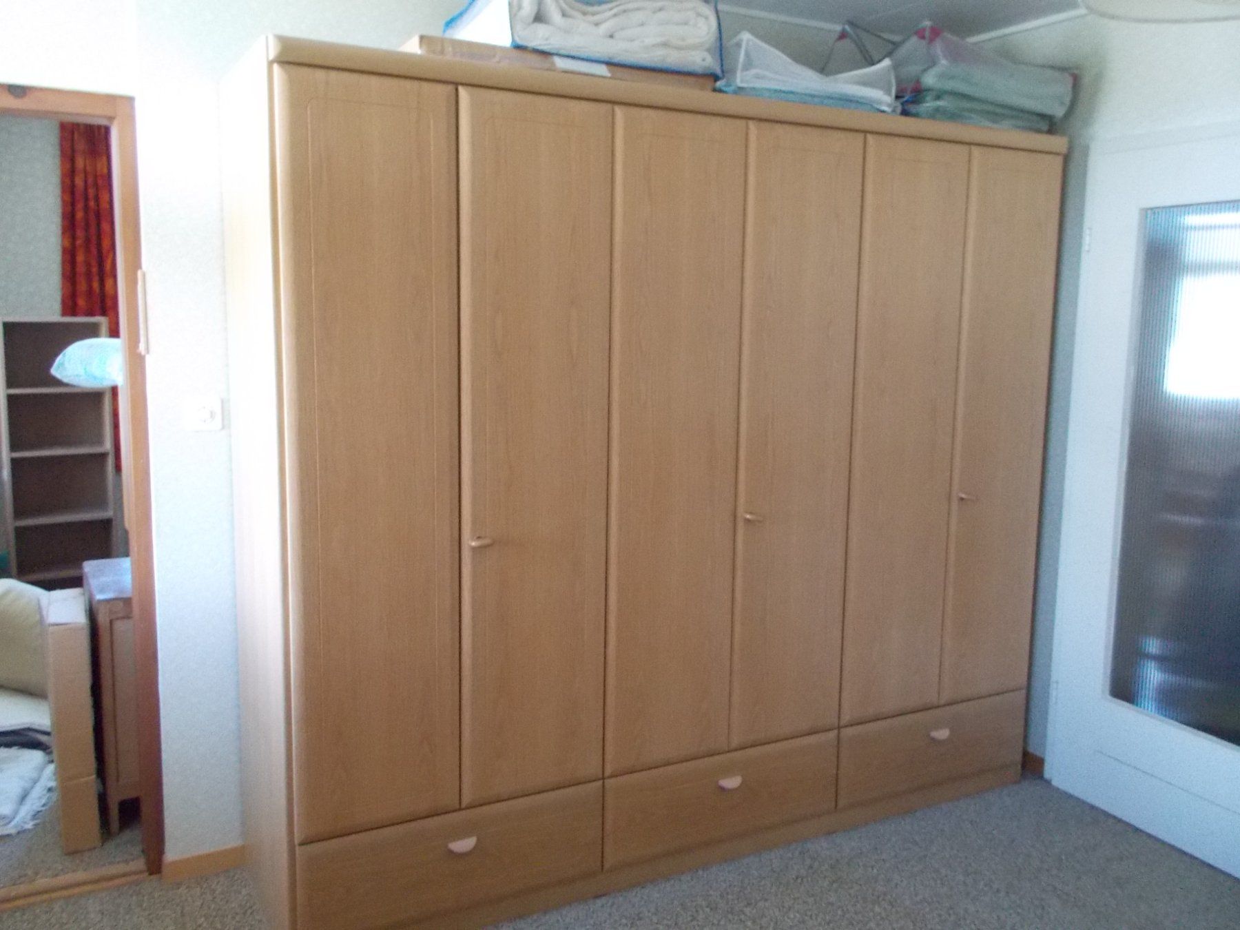 Schränke: 6-Türiger Schrank ohne Kleider – Gebraucht aus Weinfelden von Simalaia