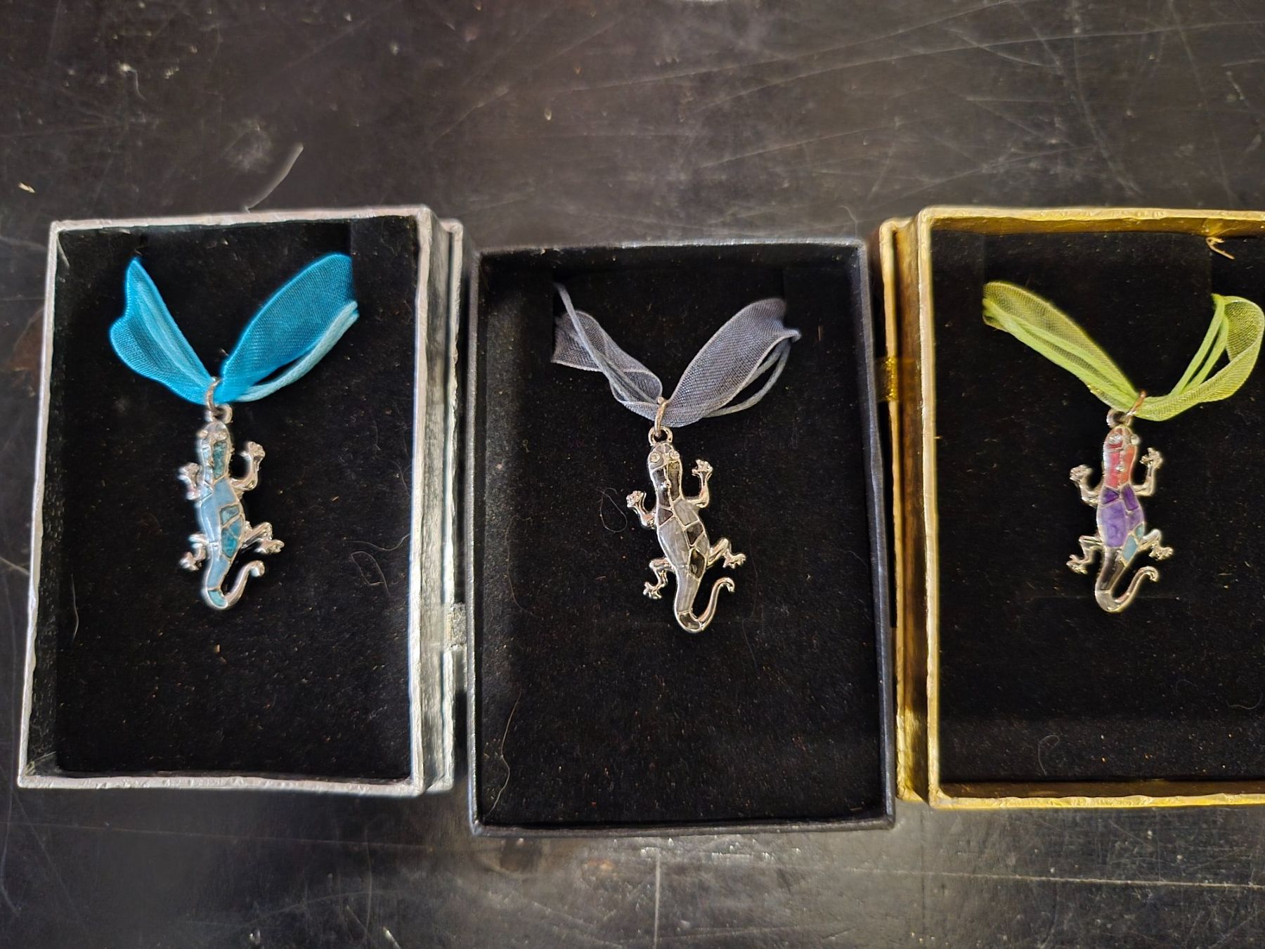 Ciondoli: Lot 3 pendentifs artisanaux  lézards – Nuovo (secondo la descrizione) da Bévilard venduto da CHUCKMAVIS