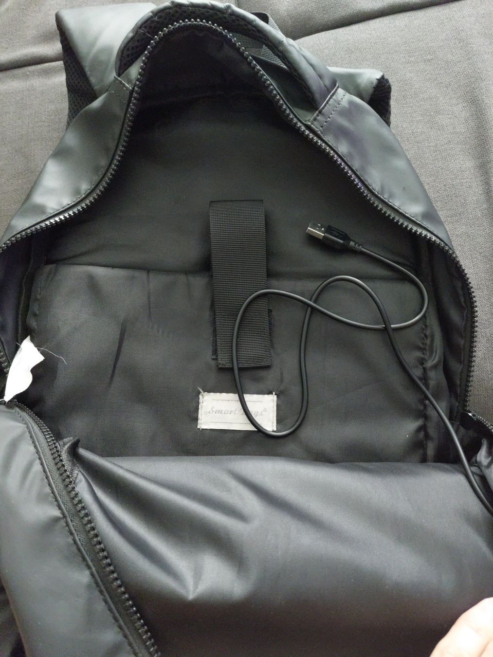 Zaini: Rucksack , schwarz- Smartbag mit integriertem USB-USB Kabel – Usato da Ballwil venduto da Vielzocker 3