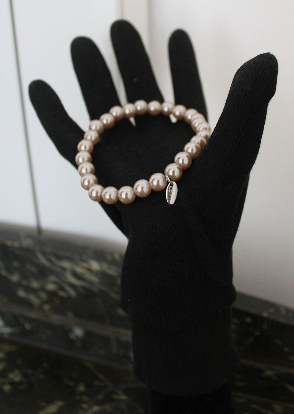 Armbänder & -reifen: Armband Perlen, elastisch – Gebraucht aus Locarno von madame-tus-sauds 1