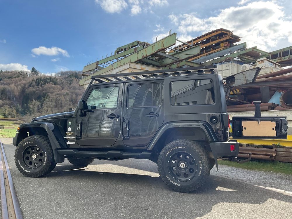 Jeep Wrangler Sahara mit Treeline Dachzelt und Bodenzelt