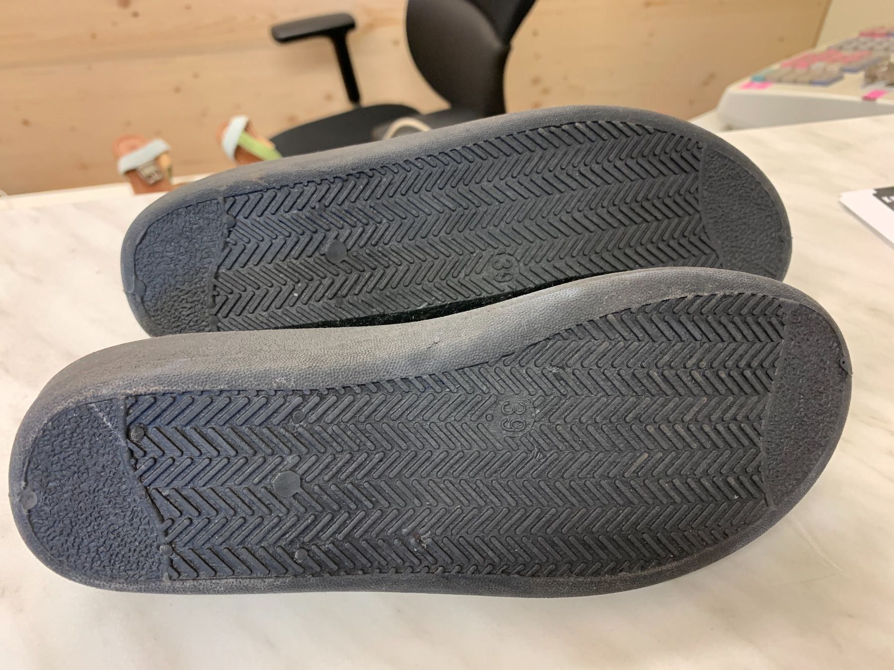 Scarpe da donna: Samtige Hausschuhe Gr. 39 – Usato da Oberweningen venduto da Bumblebee2 2