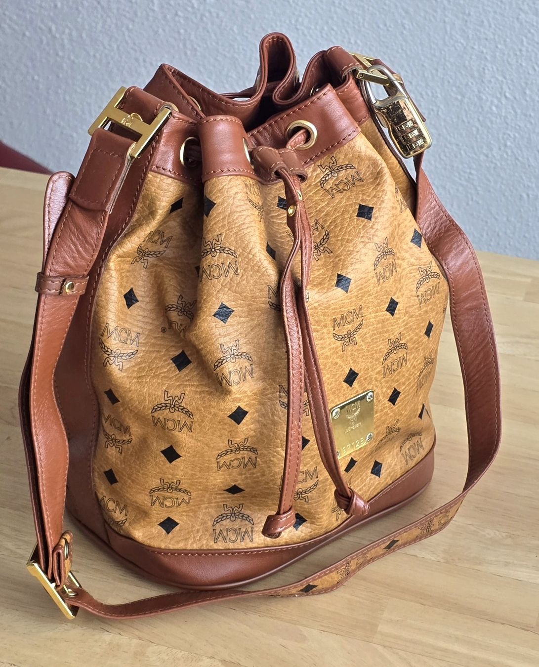 Mcm Taschen für Damen: MCM Beuteltasche Medium Cognac Canvas – Gebraucht aus Niederteufen von Mira_72 1