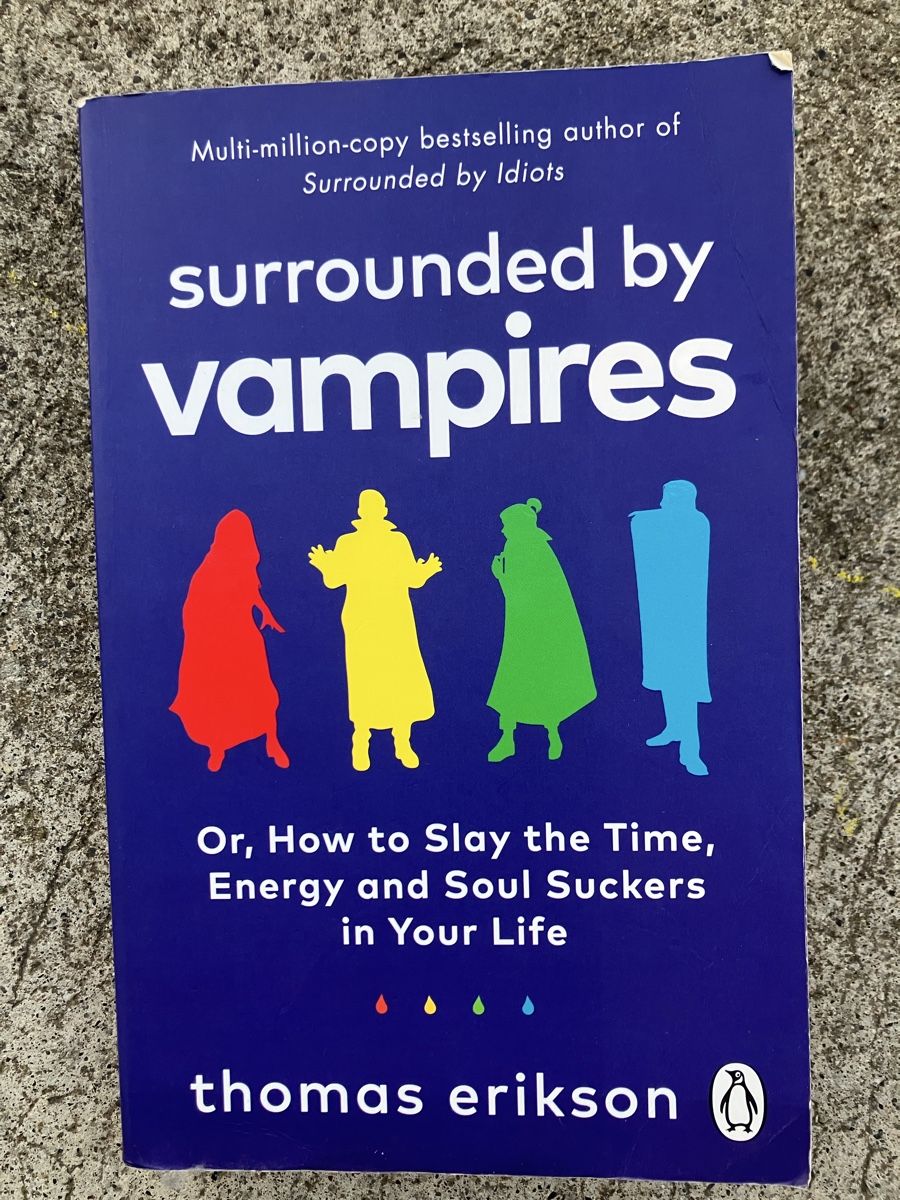 Livres: Surrounded by Vampires / Thomas Erikson – D'occasion à Knonau par fiomuckel